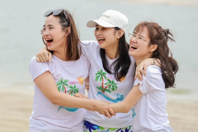 mot nhom dong nghiep cung nhau xay dung mo hinh team building